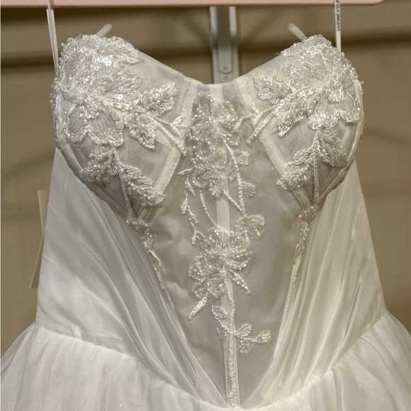 Unaltered New Size 14 Wedding Dress - Picture 2 of 5